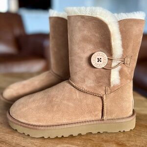Never worn Ugg boots size 6